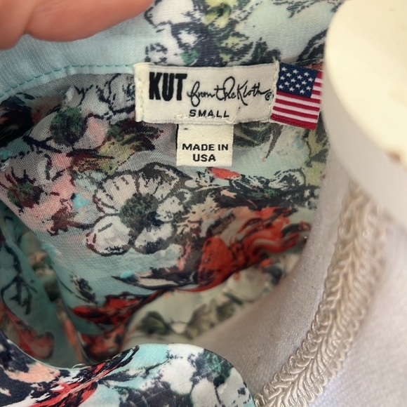 Cut from the cloth, ladies, sheer blouse, small oversize small. Floral V-neck. - Picture 9 of 12